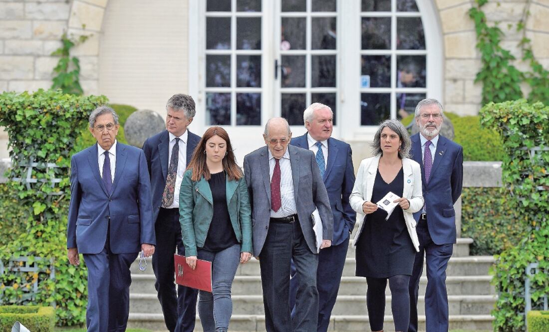 Cuauhtémoc Cárdenas, Jonathan Powell, Irati Agorria Cuevas, Michel Camdessus, Bertie Ahern, Anaiz Funosas y Gerry Adams en la Villa Arnaga, donde firm a ro n la declaración que avala la disolución de ETA. VINCENT WEST. REUTERS