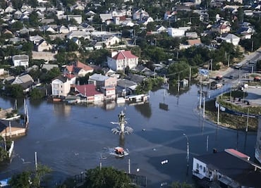Inundaciones se extienden por el sur de Ucrania tras el derrumbe de la represa de Kajovka