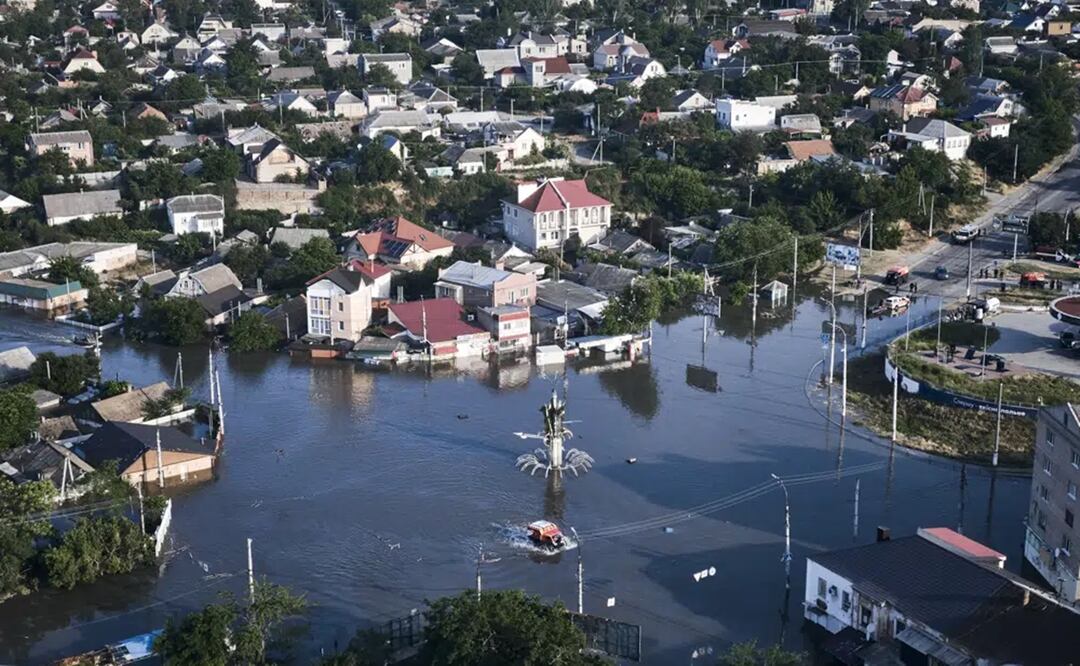 Las inundaciones provocadas por el derrumbe de una represa siguen empeorando en el sur de Ucrania, donde cientos de personas se ven obligadas a huir de sus hogares. Foto: AP