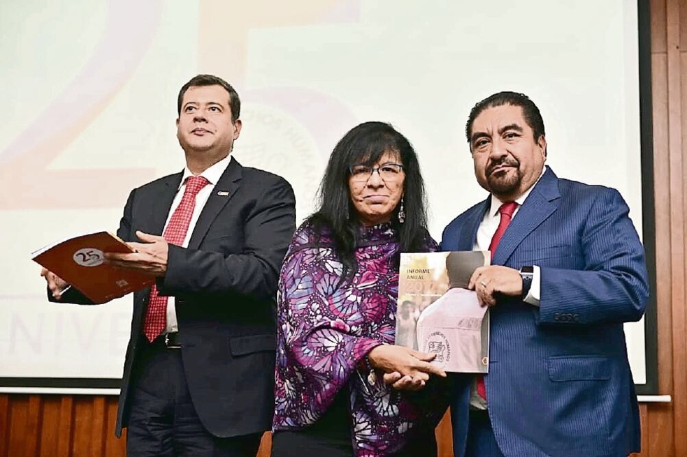 Nashieli Ramírez (centro) entregó el Informe CDHDF 2017 al jefe de Gobierno, José Ramón Amieva (izq.), y al presidente del TSJ, Augusto Pérez (der.). (ESPECIAL)