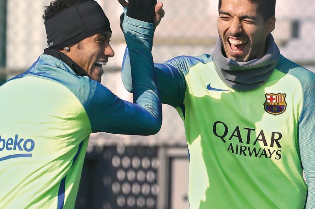 Neymar y Luis Suárez esperan anotar en el campo del Atlético, hoy (ANDREU DALMAU. EFE)