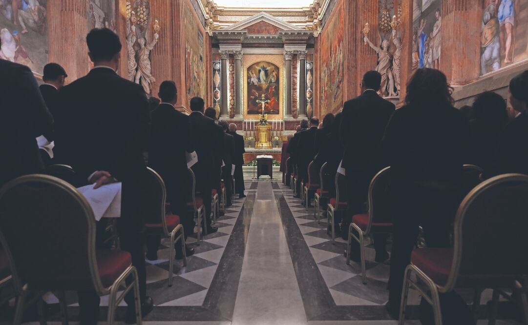 Funcionarios y personal asignado al cónclave al prestar juramento en la Capilla Paulina, en el Vaticano. Foto: de EFE