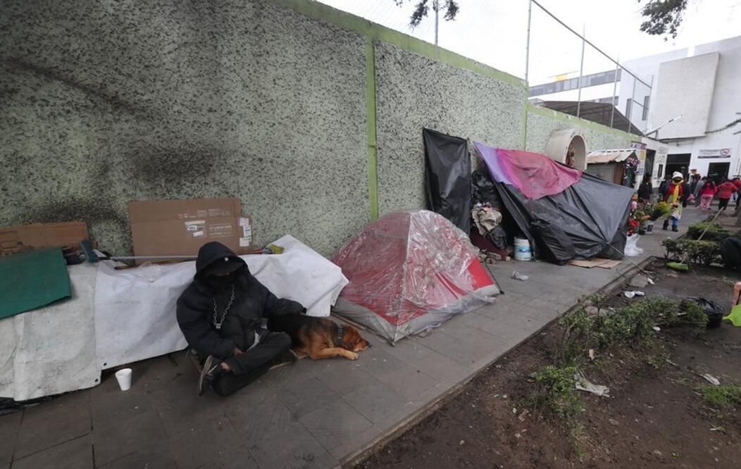 Entre el frío, ambulantes y basura, familiares esperan a sus niños enfermos. FOTO: Jorge Alvarado/ EL UNIVERSAL/