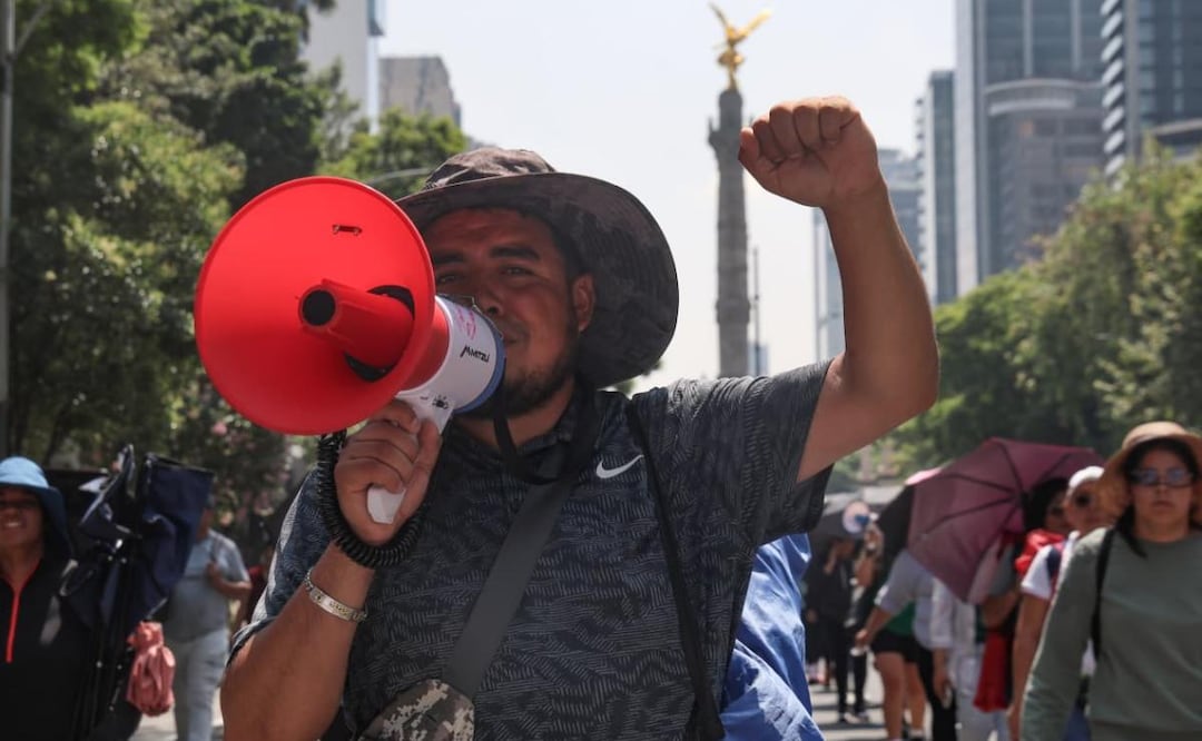 Maestros de la CNTE protestan cerca del Ángel de la Independencia (18/06/2026). Foto: Luis Camacho / EL UNIVERSAL
