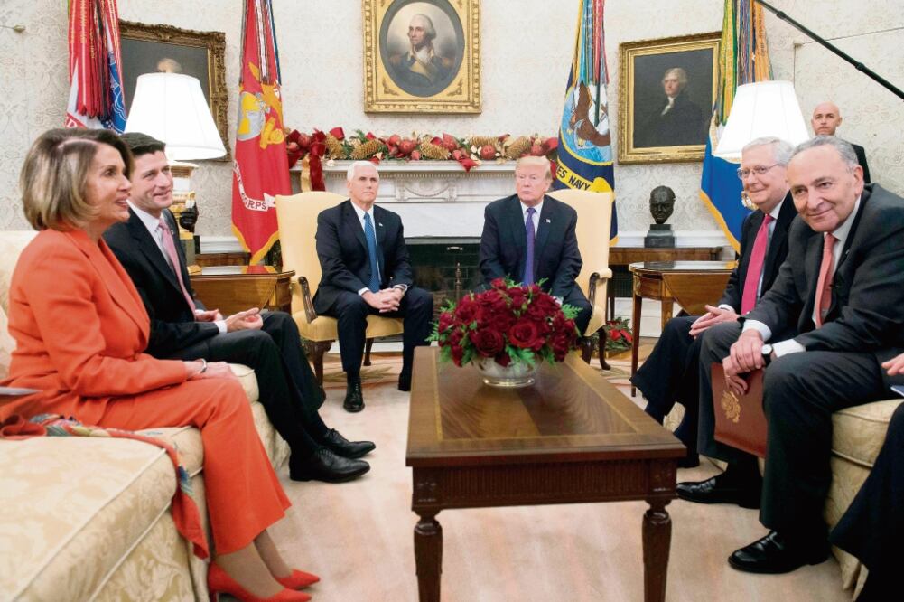 El presidente Donald Trump y el vicepresidente Mike Pence (centro), durante su reunión de ayer con los líderes del Congreso, en la Oficina Oval de la Casa Blanca. Una reunión similar fue cancelada hace unos días. (SAUL LOEB. AFP)