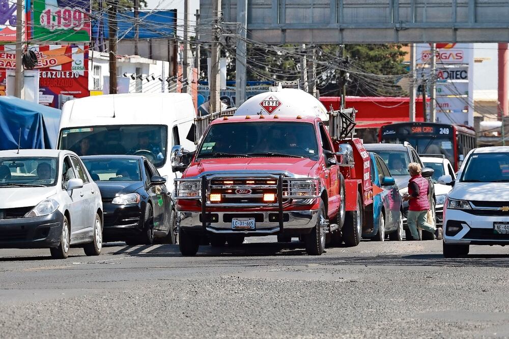 Se calcula que de 250 a 300 pipas ofrecen sus servicios en Toluca. Foto: Alejandro Vargas / EL UNIVERSAL