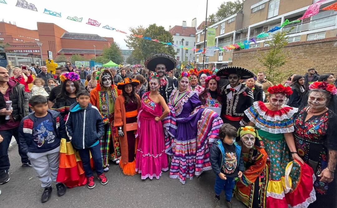 Mexicanos conmemoran el Día de Muertos en Londres. Foto: X @josefagbom