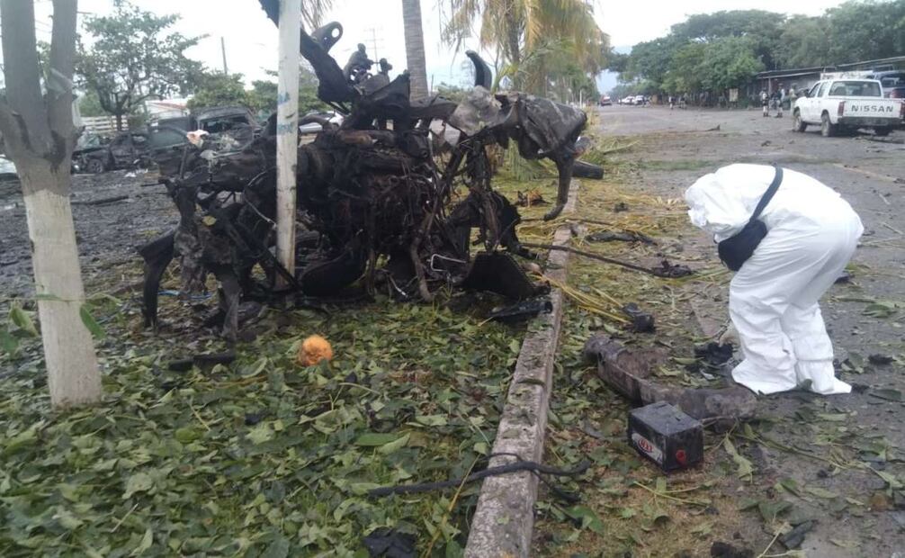 La FGR aseguró que inició una carpeta de investigación, al tiempo que, refirió, brindará el apoyo necesario a la Fiscalía General de Justicia del estado, a través de peritos especializados en explosivos para poder obtener la identidad y la detención de los responsables.
Foto: Especial.