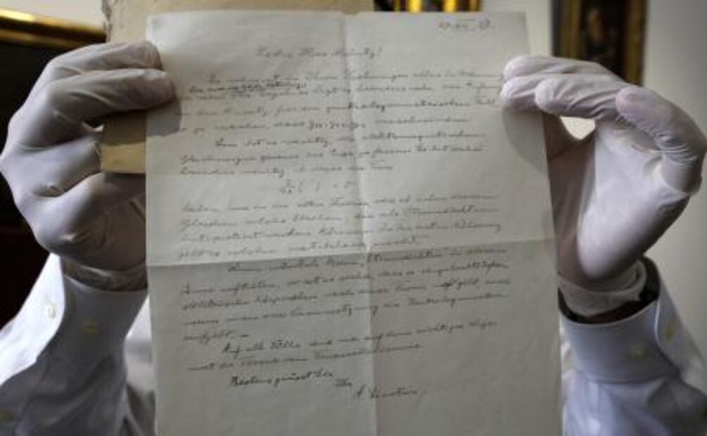Subastan carta de Einstein por más de 100 mil dólares en Jerusalén