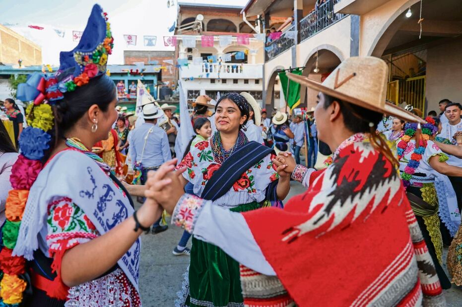 Entre coloridos vestidos, máscaras tradicionales y enormes jorongos se lleva a cabo una caminata por las calles del municipio. Foto: Diego Simón Sánchez