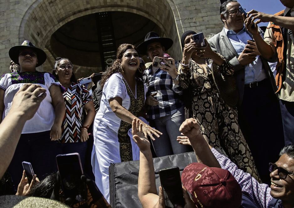 En una asamblea informativa en el Monumento a la Revolución, Clara Brugada destacó que en Iztapalapa encabezó el gobierno mejor evaluado de la Ciudad, por lo que cuenta con 75% de respaldo popular. Foto: Andrea Murcia /Cuartoscuro