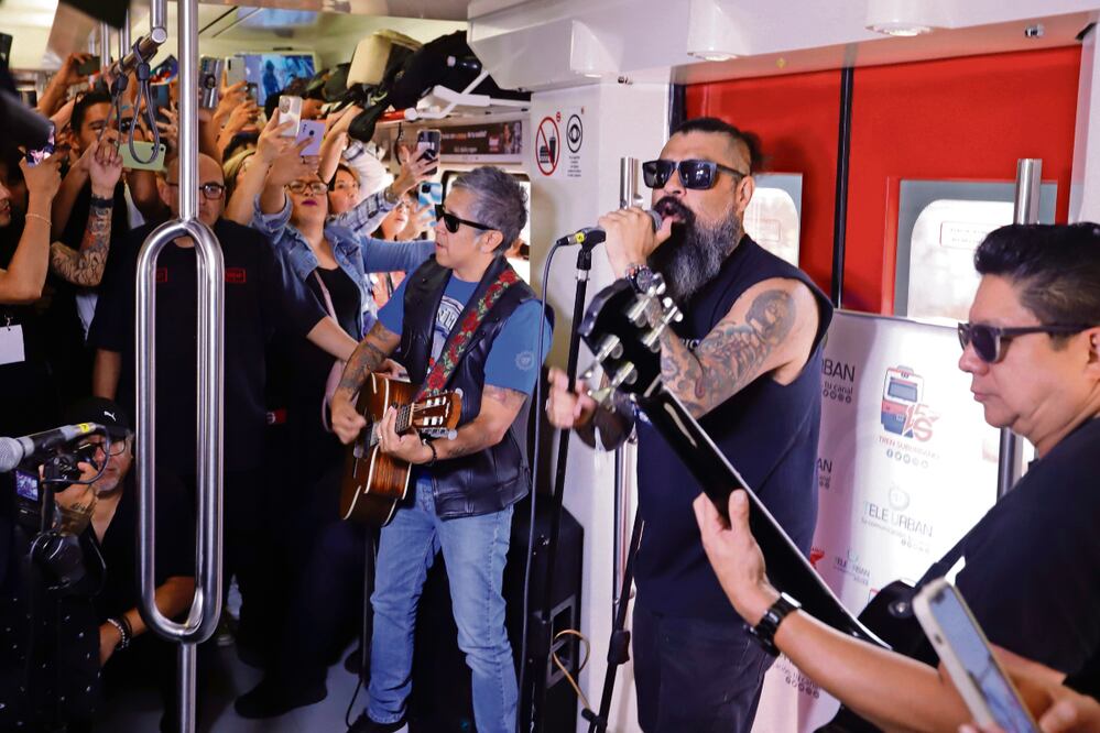 Los músicos se tomaron selfies con sus fans en el vagón. Foto: Germán Espinosa / El Universal