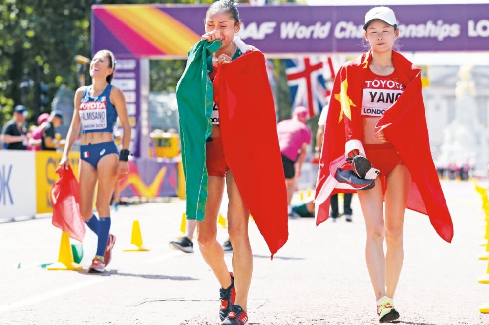 Lupita cruzó la meta un segundo después que la ganadora (KIRSTY WIGGLESWORTH. AP)