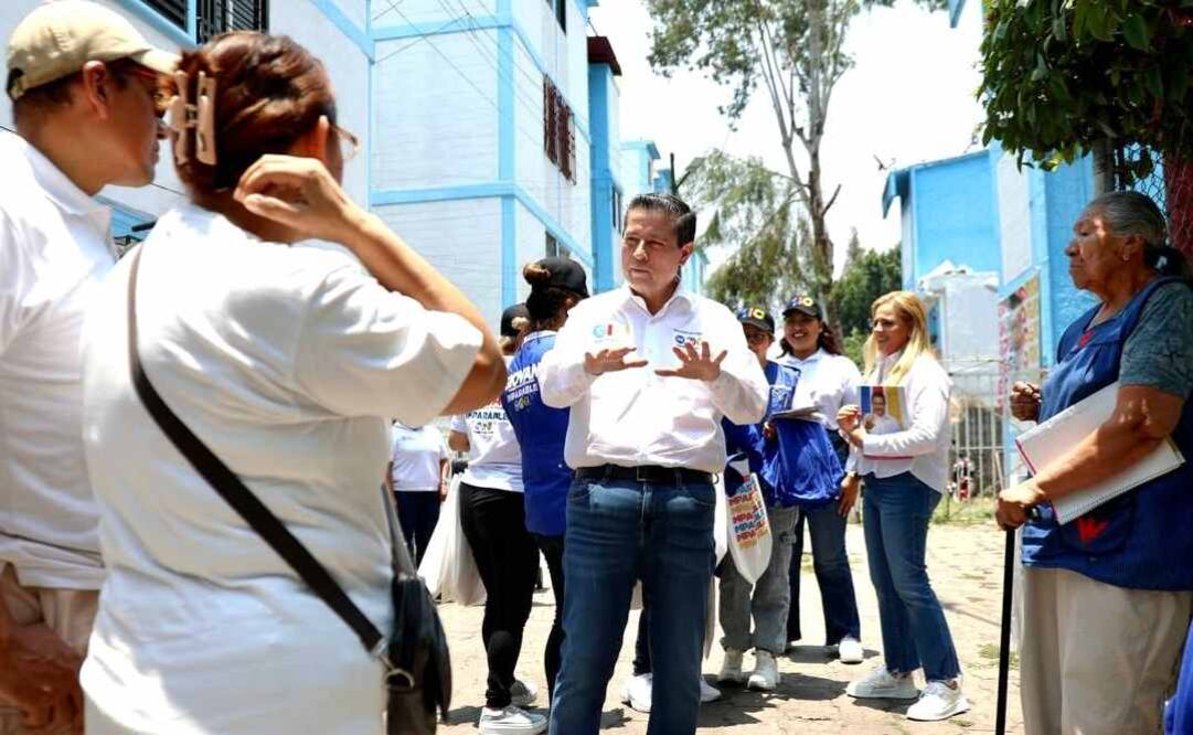 El candidato de Va X la CDMX, Giovani Gutiérrez, prometió a las mujeres de Coyoacán en apoyar con la tarjeta "La Imparable". Foto: Especial