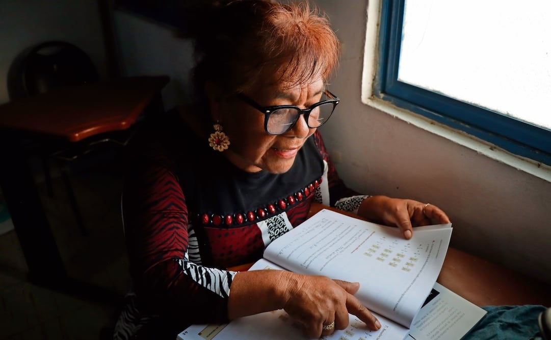 Juana Neftalí, quien pasó 62 años sin saber leer ni escribir, actualmente cursa la preparatoria. Foto: Especial