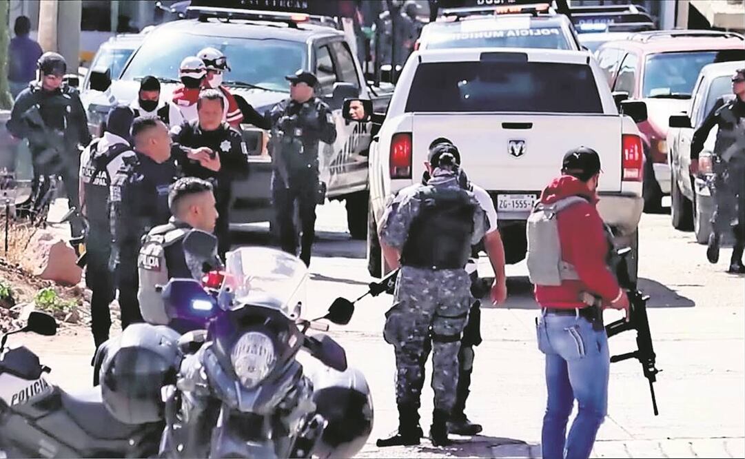 En la colonia H. Ayuntamiento, en la capital, se reportó un ataque armado contra un policía dentro de su vehículo particular. Foto: Especial 