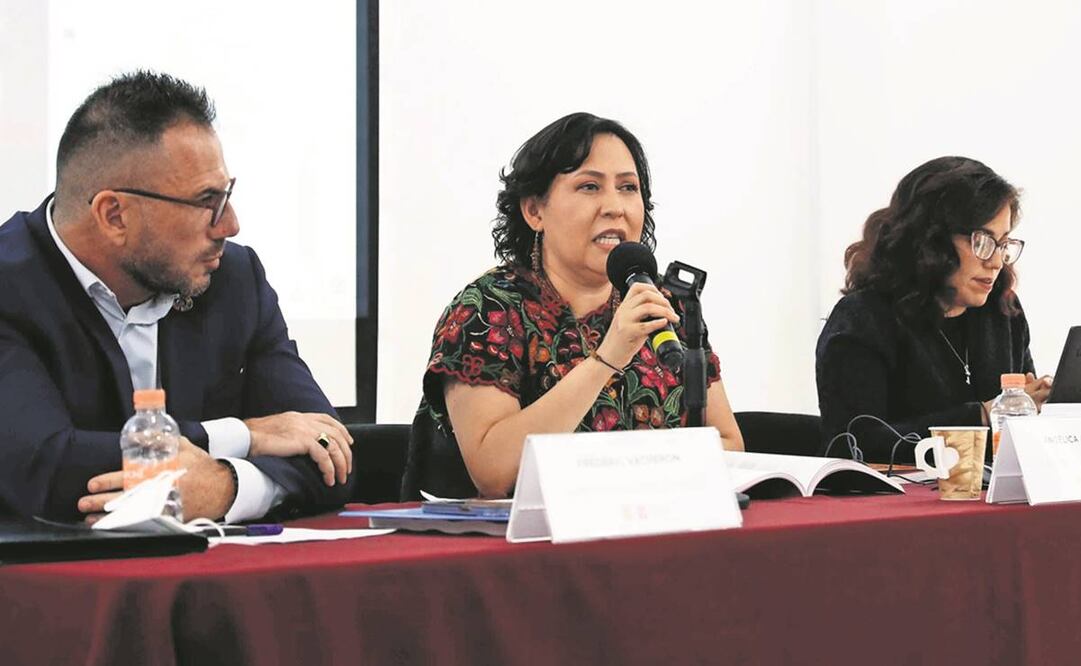 Frédéric Vacheron, de UNESCO-México; Angélica Altuzar, de PEN Chiapas; y Alicia Quiñones, del Programa para América/ PEN Internacional, en la presentación del informe. Foto: Diego Simón/EL UNIVERSAL
