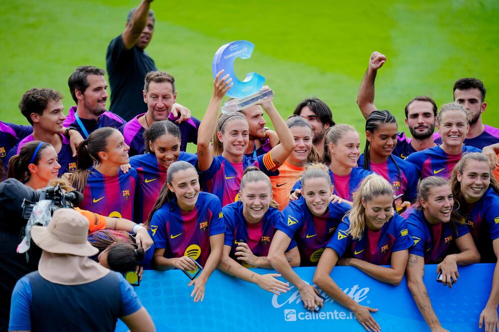 Alexia Putellas levantando el trofeo del Campeonas Tour 2025, tras el encuentro entre América y Barcelona Femenil - Foto: Imago7