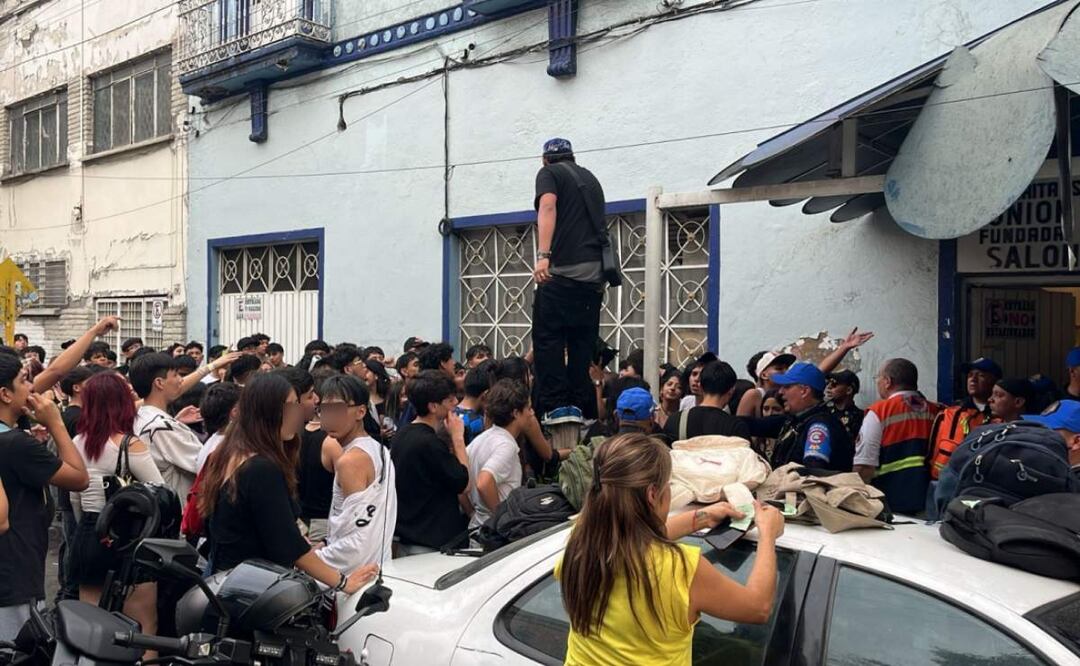 Jóvenes se intoxican luego de asistir a un presunto concierto clandestino de reguetón en la alcaldía Cuauhtémoc (16/05/2025). Foto: Juan Carlos Williams / EL UNIVERSAL
