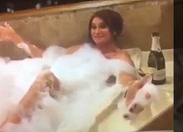 Desde la bañera, Caitlyn felicita a Kris Jenner