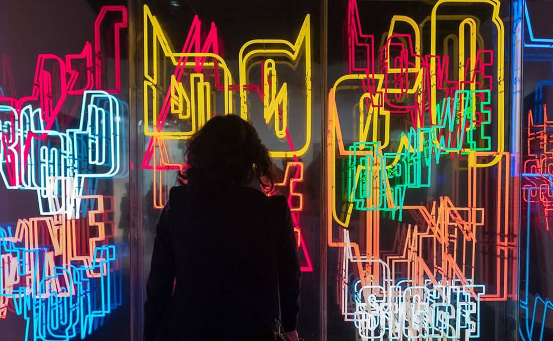Vista de la obra "Neon Text 1-4" (1973) del artista alemán Ferdinand Kriwet. (FOTO: EFE)