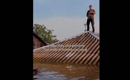 Voluntario entona el himno de Ucrania sobre casas inundadas en la región de Jersón