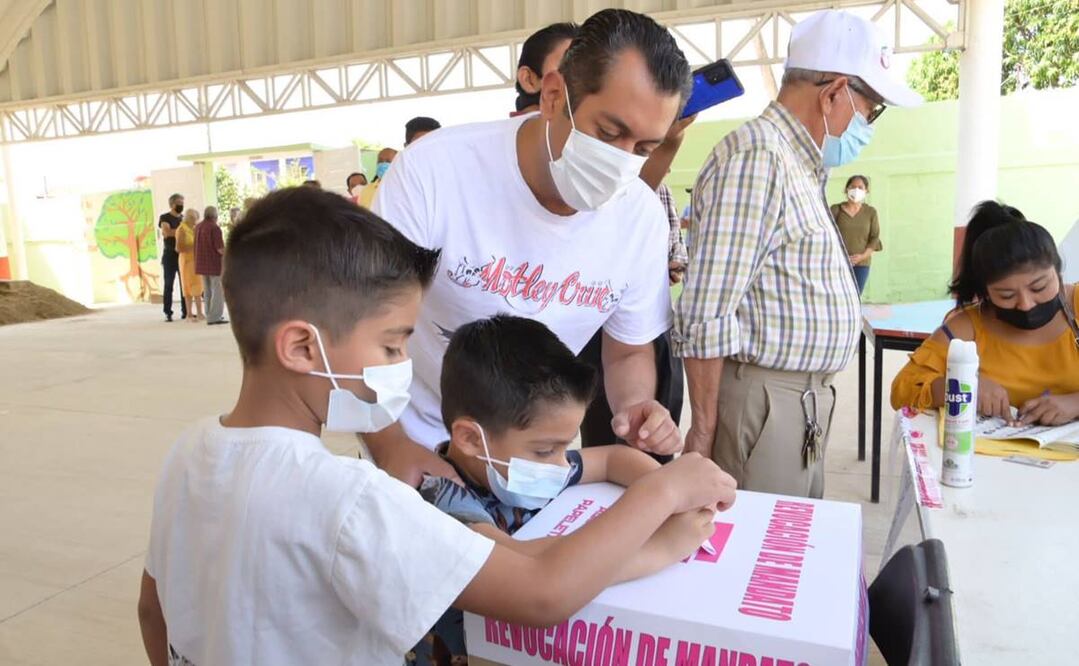 El presidente de la Cámara de Diputados, Sergio Gutiérrez, acudió a votar a la revocación de mandato con sus hijos. Foto: Cortesía 