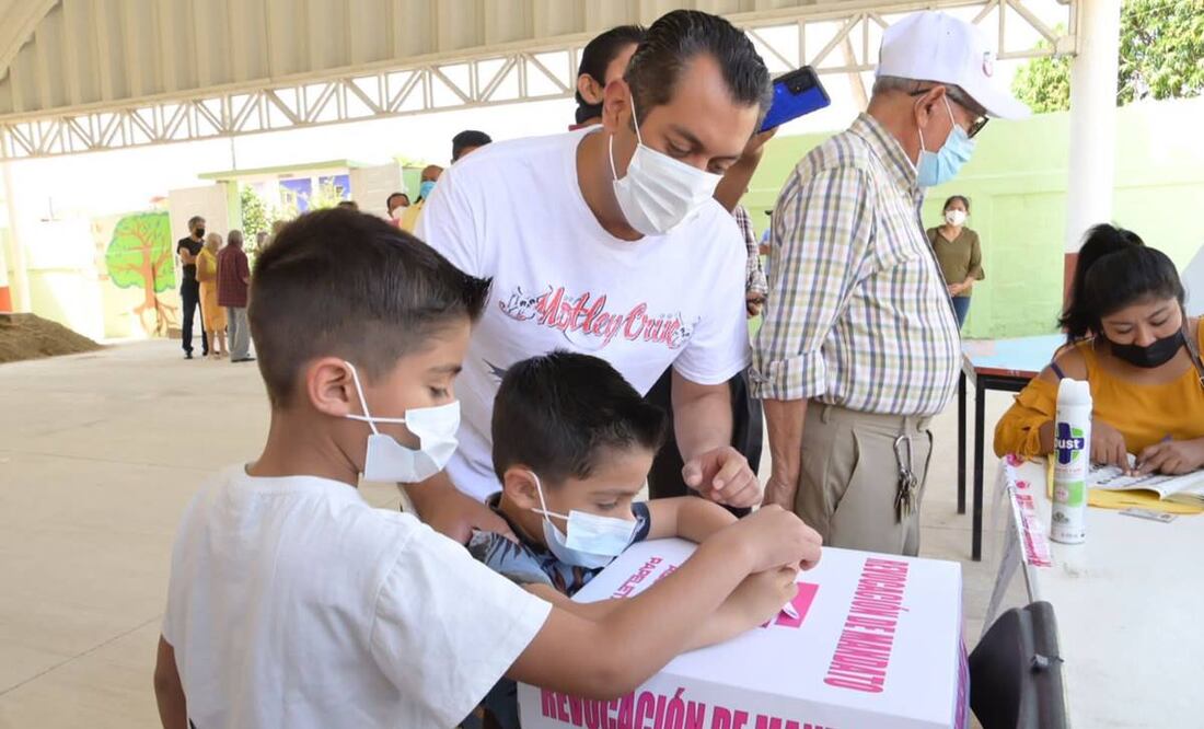 El presidente de la Cámara de Diputados, Sergio Gutiérrez, acudió a votar a la revocación de mandato con sus hijos. Foto: Cortesía