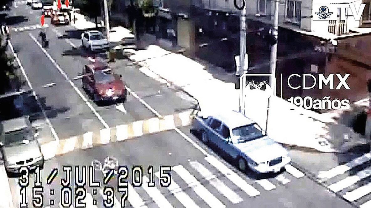 Aproximadamente fue a las 15:02 cuando los tres sujetos abandonan el departamento de la calle Luz Saviñón portando una maleta en la mano (ESPECIAL)