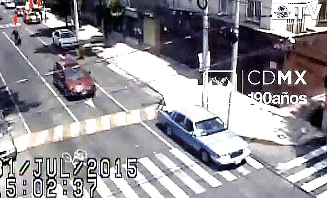 Aproximadamente fue a las 15:02 cuando los tres sujetos abandonan el departamento de la calle Luz Saviñón portando una maleta en la mano (ESPECIAL)