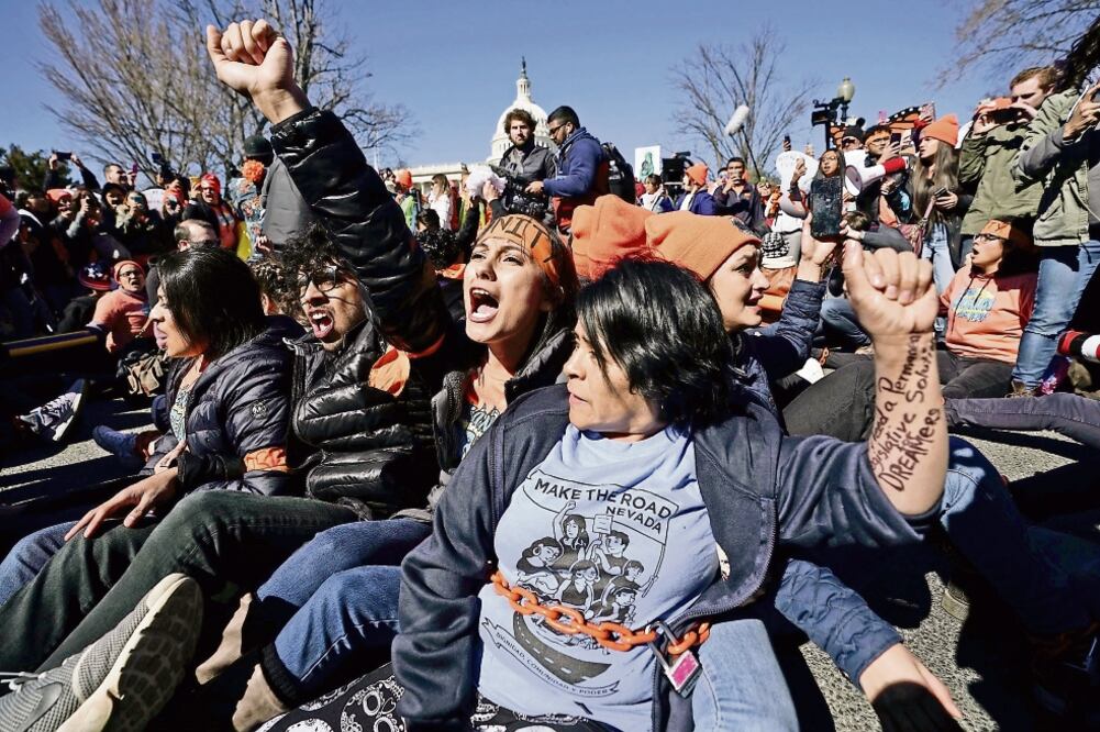 Activistas a favor de los migrantes se manifestaron ayer a favor de los dreamers en Washington. (ALEX WONG. AFP)