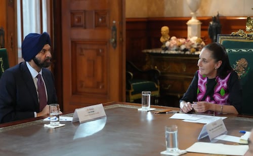 Sheinbaum se reúne con presidente del Banco Mundial; economía avanza con certidumbre, afirma