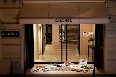Seguidores de Karl Lagerfeld colocan flores en oficinas centrales de Chanel