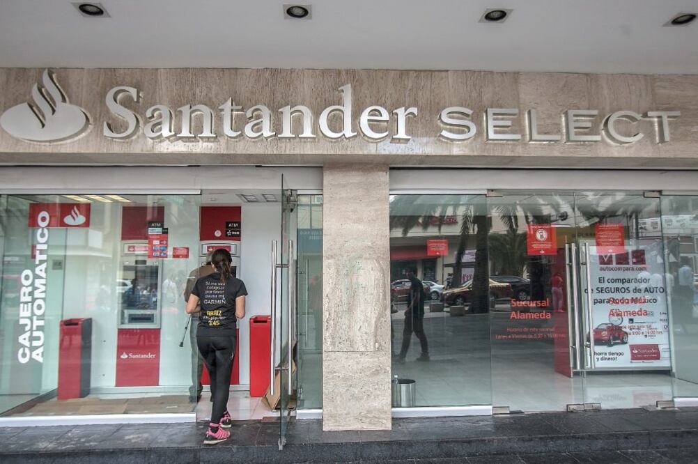 Acceso. Santander México cuenta con más de 450 mil clientes, a los que espera dar servicio a domicilio (ARCHIVO EL UNIVERSAL)