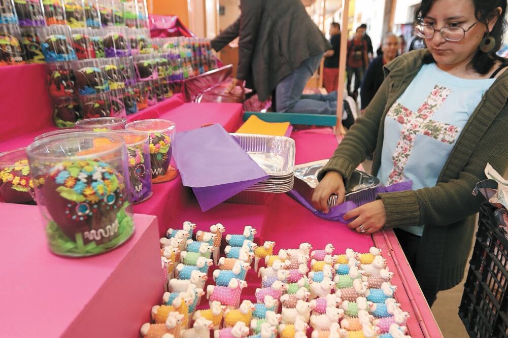 Familias artesanas toluqueñas colocan las piezas de dulce en más de 80 puestos que engalanan Los Portales. Foto: JORGE ALVARADO. EL UNIVERSAL