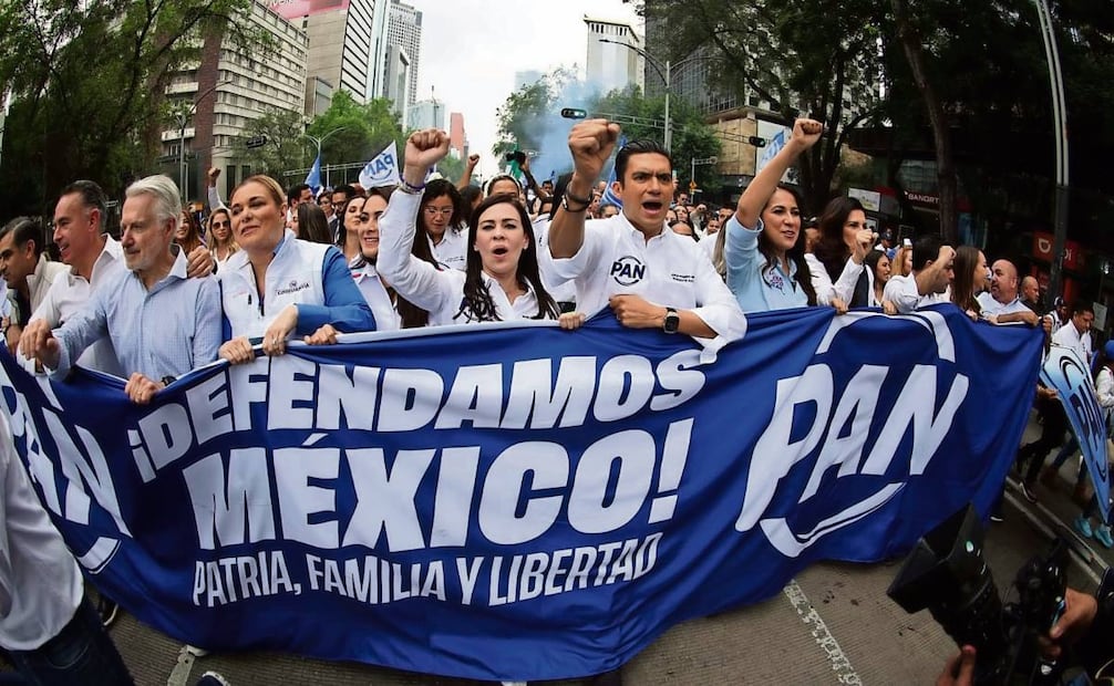 En el Ángel de la Independencia, la productora proporcionó cinco pantallas led, monitores para teleprompter, sonorización, microfonización, cámaras Sony full HD, un paquete de cuatro cañones de CO2 de efectos especiales. Foto: Tomada de X