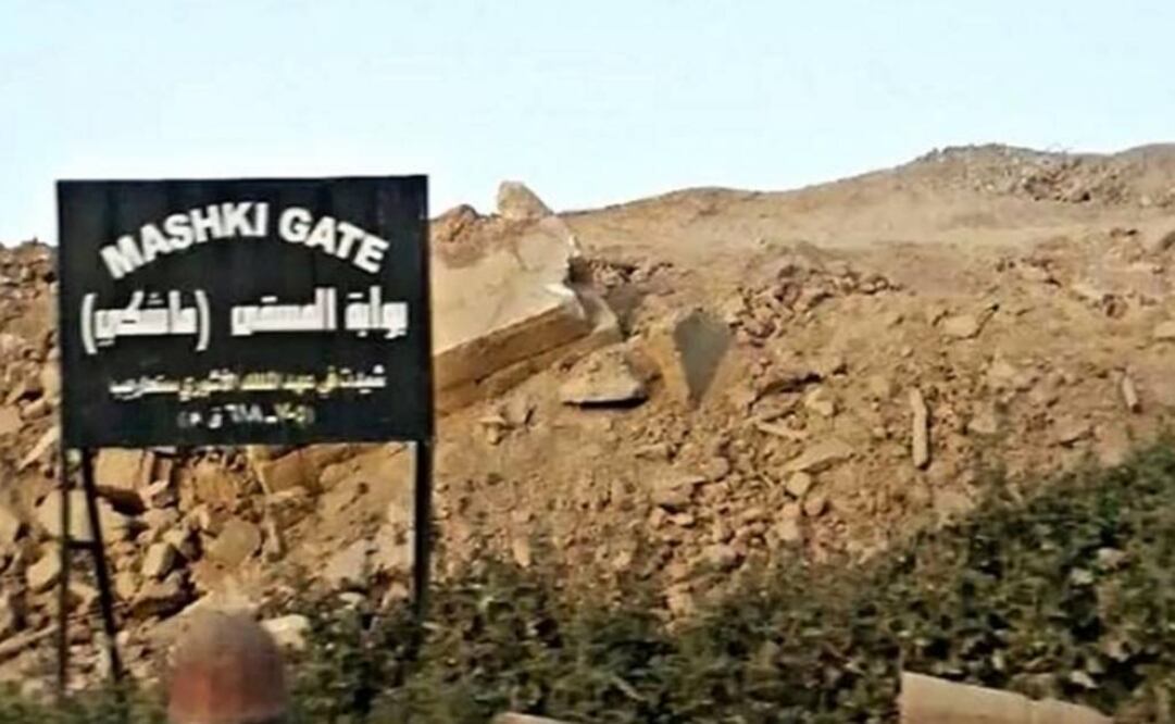 Se observan escombros detrás de un letrero que indica la localización de la Puerta de Mashki. (FOTO: ASOR Cultural Heritage Initiatives / National Geographic)