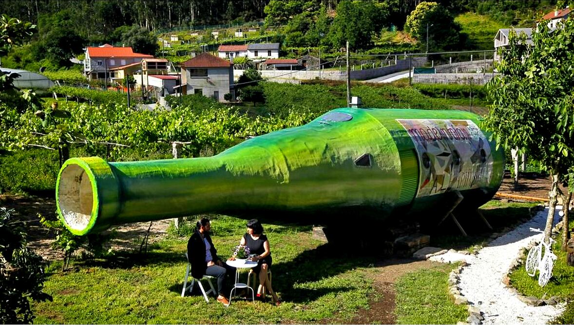 Tiene 20 metros cuadrados de superficie y cuenta con una cama matrimonial y una pequeña sala. (Foto: Hotel Madeifofan)