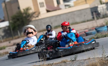 Armando Guadiana se disfraza de Mario Bros y hace campaña en go karts en Saltillo