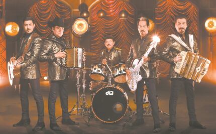 Tigres del Norte esperan turno para vacunarse