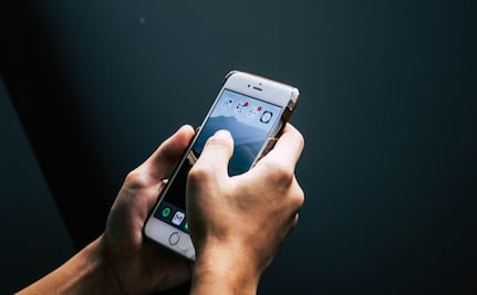 Cómo eliminar el polvo de los altavoces de tu celular sin dañarlos