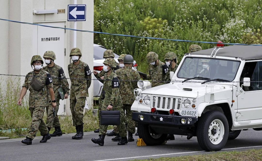Miembros de la Fuerza de Autodefensa de Japón se reúnen cerca de un campo de tiro en una base del ejército japonés luego de un tiroteo mortal en Gifu. Foto: AP