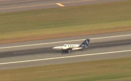 VIDEO: ¡Sobre una rueda! Así aterrizó de emergencia un avión en aeropuerto de Boston