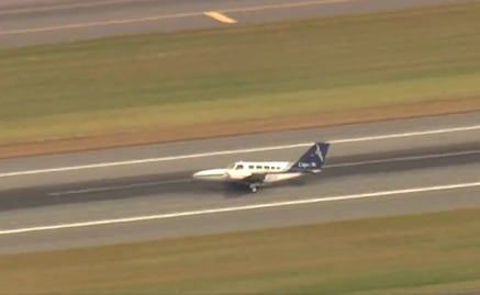 VIDEO: ¡Sobre una rueda! Así aterrizó de emergencia un avión en aeropuerto de Boston