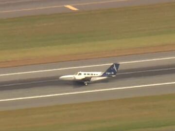 VIDEO: ¡Sobre una rueda! Así aterrizó de emergencia un avión en aeropuerto de Boston
