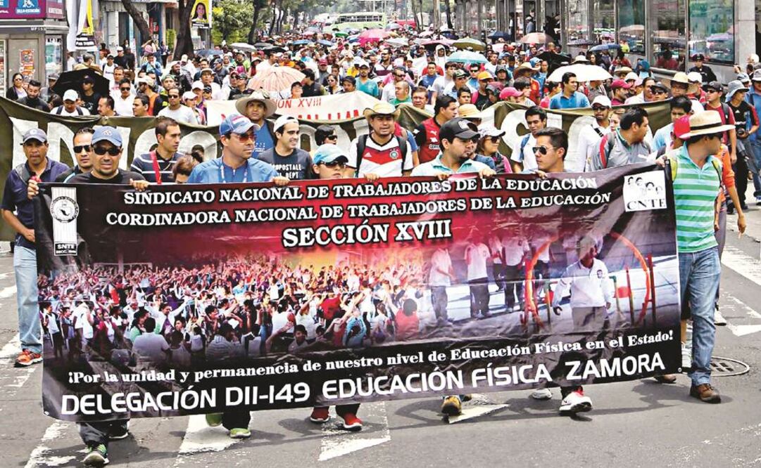 Maestros de la CNTE desquiciaron el tránsito en el primer cuadro de la ciudad de México con la marcha que realizaron del Monumento a la Revolución a la Secretaría de Gobernación