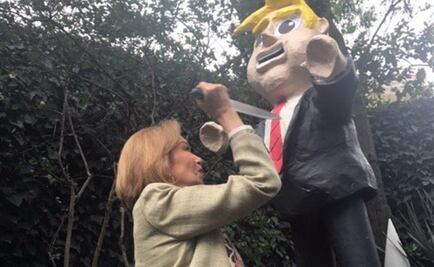 Guadalupe Loaeza “apuñala” a piñata de Trump