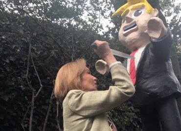 Guadalupe Loaeza “apuñala” a piñata de Trump