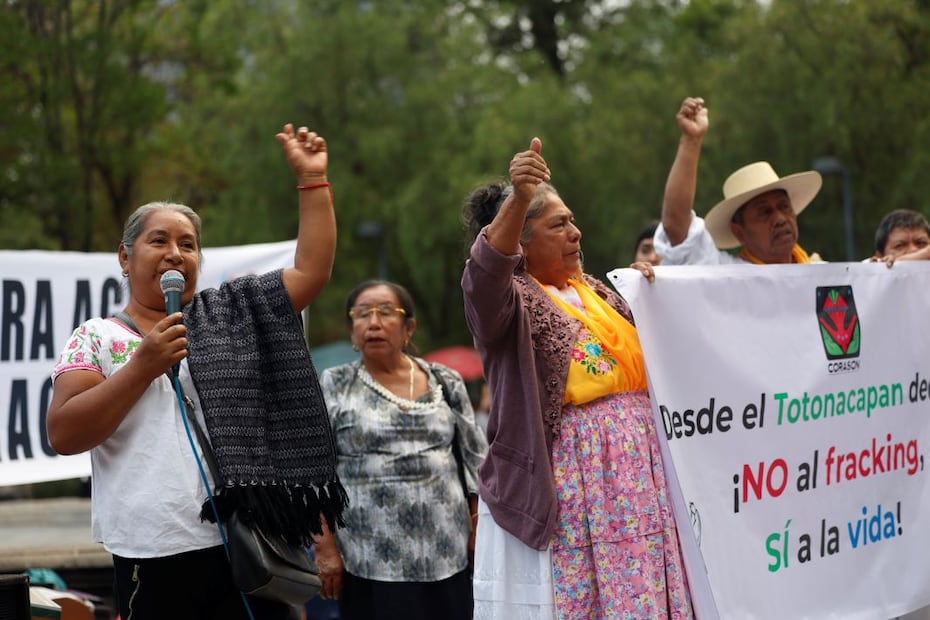 Marcha contra el “fracking sustentable” impulsado por la presidenta de México, Claudia Sheinbaum, este viernes en Ciudad de México (México). EFE/ Sáshenka Gutiérrez