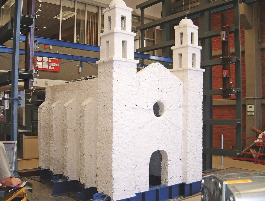 Templo a escala sometido a la acción de diferentes sismos en una mesa vibradora (CORTESÍA UNAM)